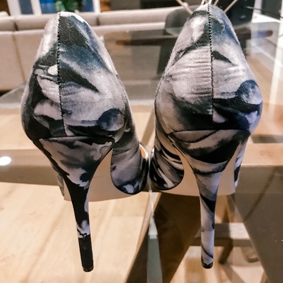 Daya by Zendaya Atmore II Black/White/Floral Pumps - Picture 4 of 5